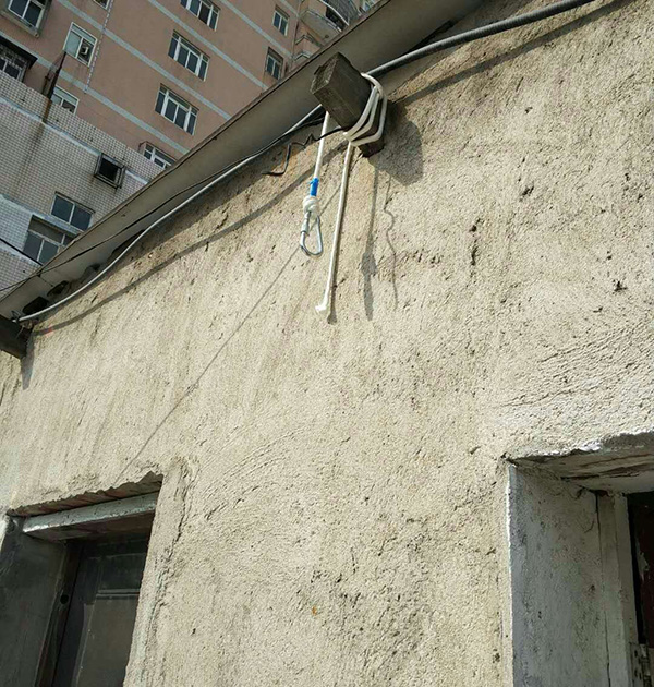 懸掛的登山繩子和房梁。