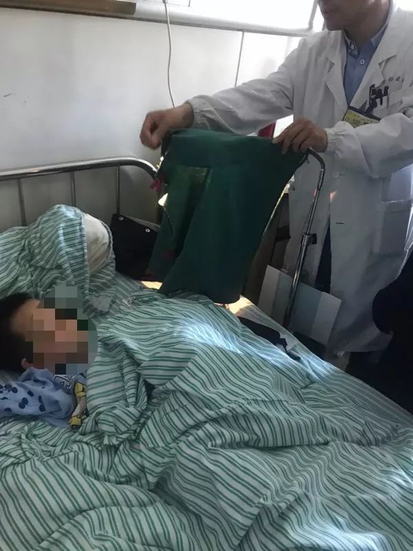 嚇哭！6歲男孩被夾斷手指 罪魁禍首竟是校服