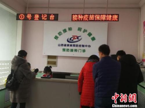 當(dāng)日，山西省疾病預(yù)防控制中心門診部擠滿了前來接種和咨詢四價宮頸癌疫苗的女性。 范麗芳 攝