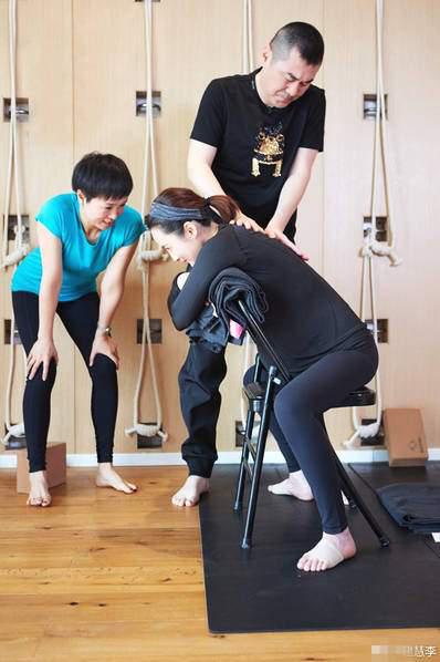 蔣勤勤與陳建斌一起做瑜伽。