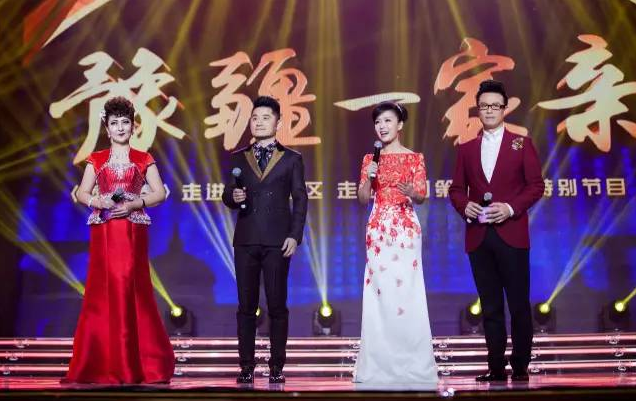 主持人：白燕升、龐曉戈、關(guān)楓、熱娜·古麗（從右到左）