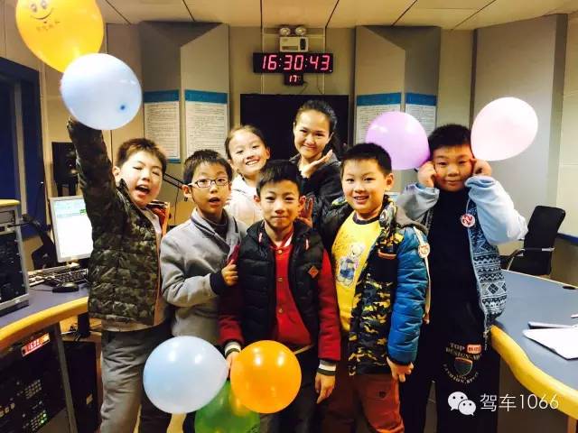 我們不光要成為銀行家，還要當主持人！跟著子楊姐姐參觀河南電臺直播間！