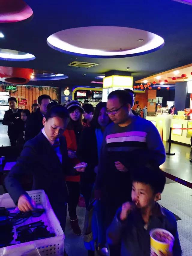 小朋友吃的好香?。”谆ê碗娪罢媸墙^配喲