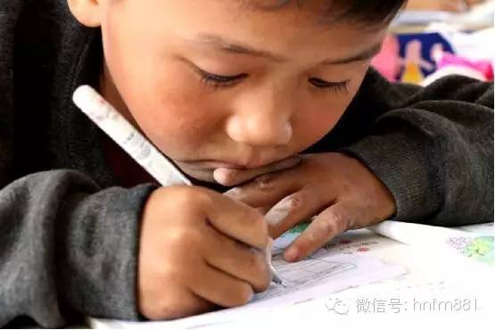 小手黑黑的，像是很少洗