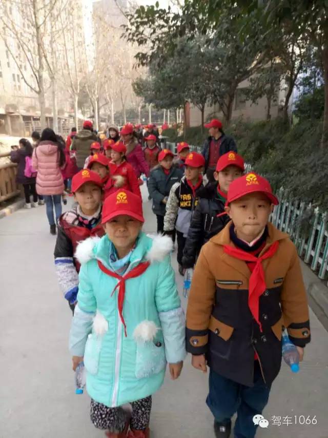 脖子上戴著紅領巾，頭上頂著小紅帽，排著整齊的隊伍——出發(fā)！