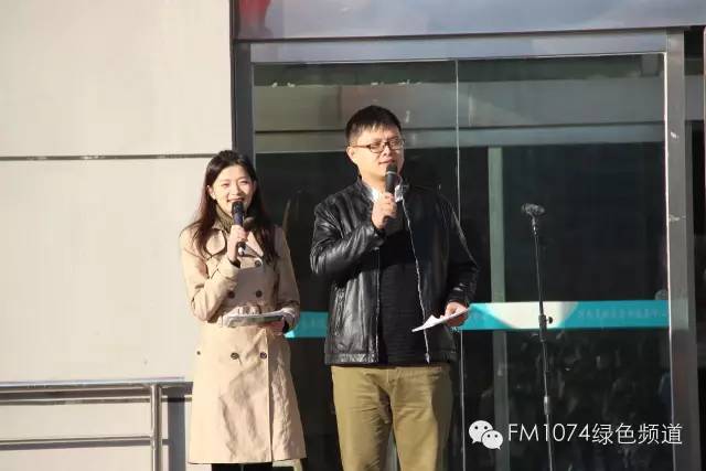 主持人肖震、陳藝主持活動