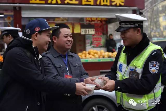 新華社攝影記者李博，也隨我們1066小分隊(duì)一路同行他也為我們記錄下了一幕幕溫暖的瞬間。