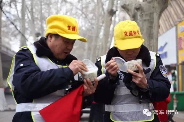 1066小分隊(duì)和志愿者來(lái)到金水路文化路，給這里執(zhí)勤的交警和協(xié)管送去暖心餃子。