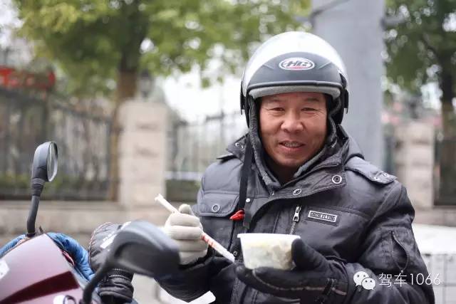 1066小分隊(duì)來(lái)到紫荊山（摩的司機(jī)、出租車司機(jī)、市民)，給他們送去餃子。