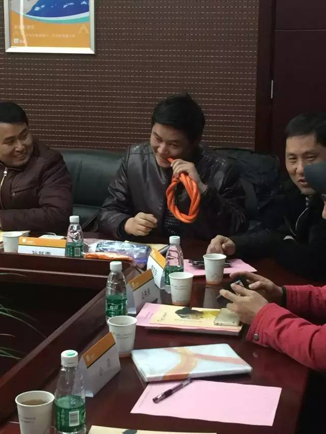 小編想問一下咬膠管的孫老師，優(yōu)質(zhì)膠管的口感如何呢？