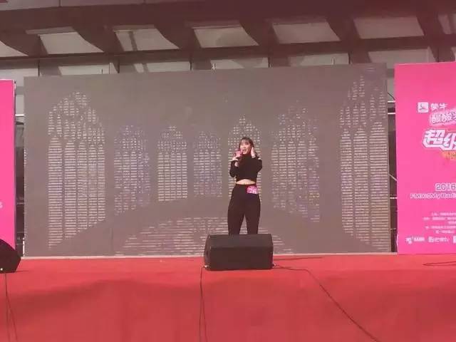 這pose一看就是在飆高音，猜猜看她唱的是哪首歌？