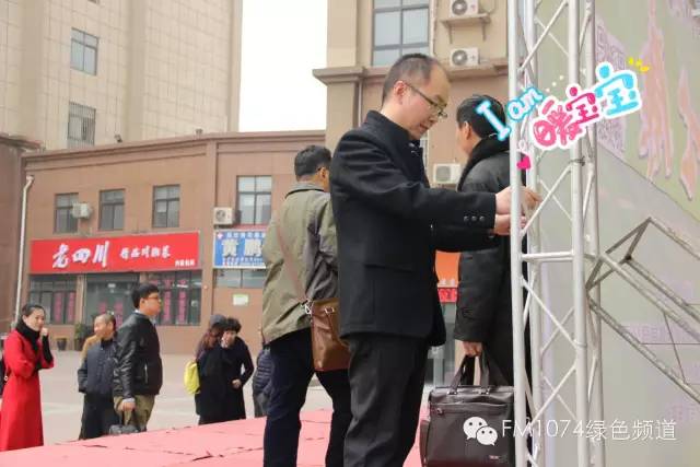 寒江副總監(jiān)親力親為，事無(wú)巨細(xì)。偶像真是暖暖惹人愛(ài)呢！