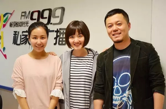 跟兩位女神在一起，莫非你知道你此刻有多招小編嫉恨？