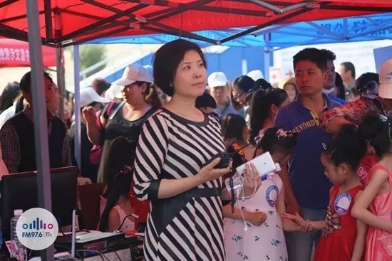 976老大木子一手手機(jī)一手對講一臉嚴(yán)肅，這是有多緊張呢？