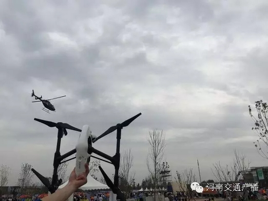 你以為音樂節(jié)只有音樂嗎？交廣號和無人機也在哦，看見它就揮揮手吧！