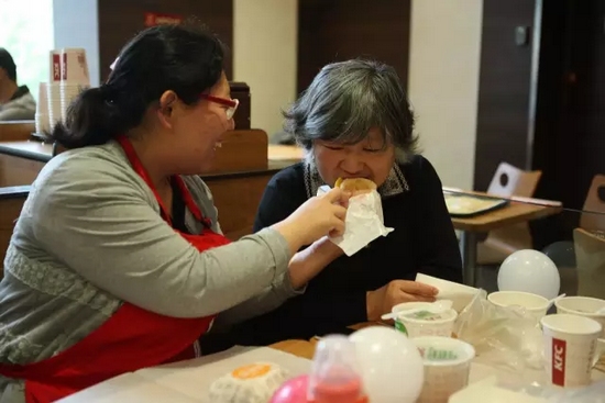 我還未長(zhǎng)大，你卻已白了頭發(fā)，我要珍惜和媽媽在一起的每一刻