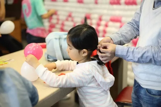 我能第一時(shí)間找到為我編辮子的爸爸，因?yàn)樗氖质悄菢拥臏厝岫辛α? complete=