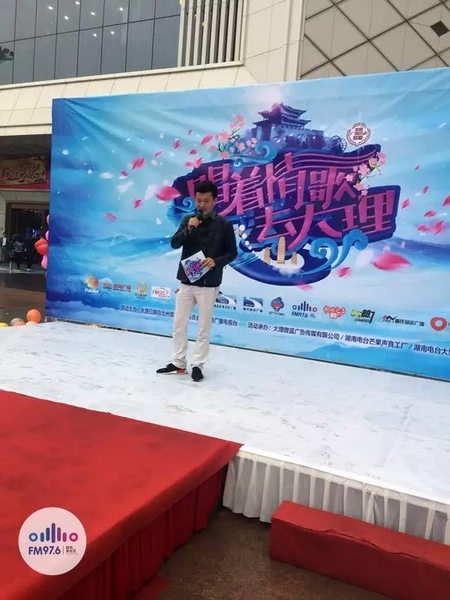 路飛冒雨主持，心中火熱的根本不需要雨傘啦！