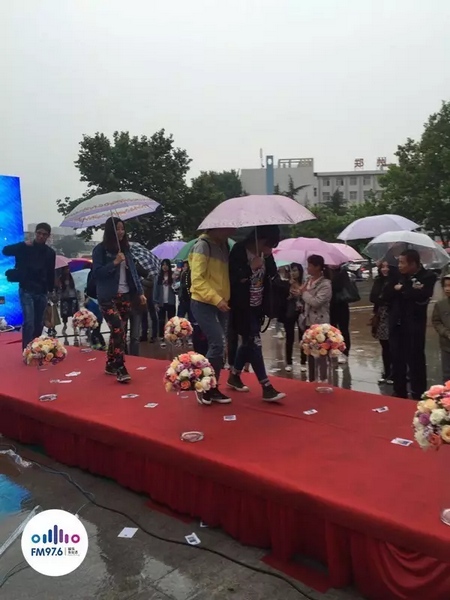 　　好友從屏幕后面走出來，他們特意從陜西、平頂山趕來為兩人送出祝福。