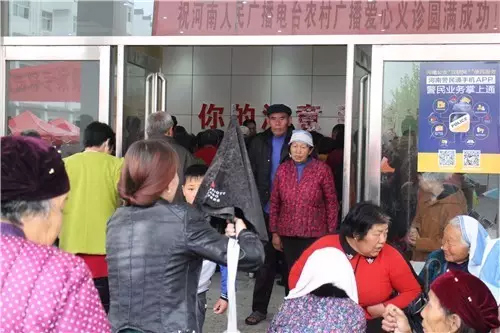 現(xiàn)場真是的人山人海，只能用太火爆三個字形容了！