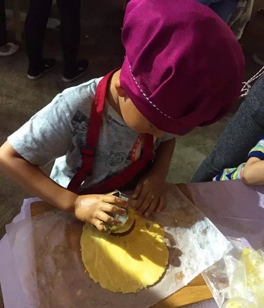 在爸爸媽媽的陪同下，親手制作餅干