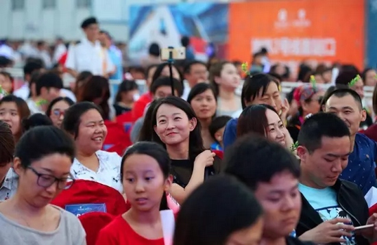 正是你們的笑容，才讓我們有了繼續(xù)前行的動力，哪怕風雨兼程。