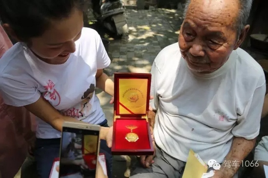 老兵聽不到我們?cè)谡f什么，今年98了。