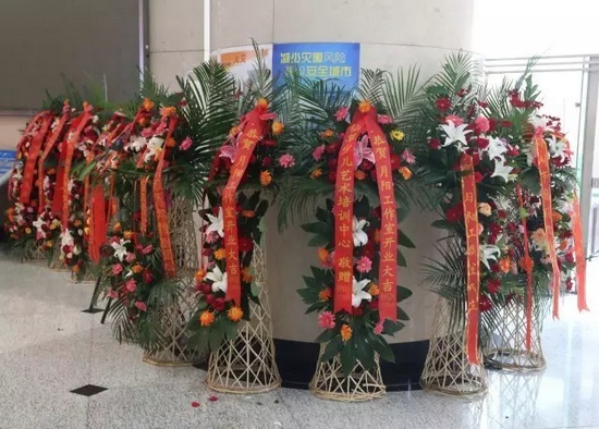 “月陽(yáng)工作室”團(tuán)隊(duì)成員、戲曲志愿者及社會(huì)各界送來(lái)的祝?；ɑ@