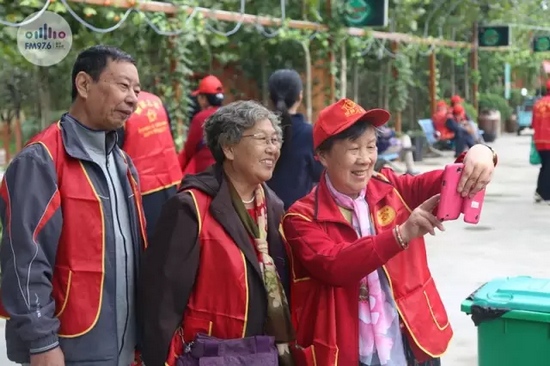 爺爺奶奶叔叔阿姨被盛運莊園的景致吸引，紛紛拍照留影