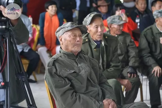 臺上展風(fēng)采，臺下笑開懷