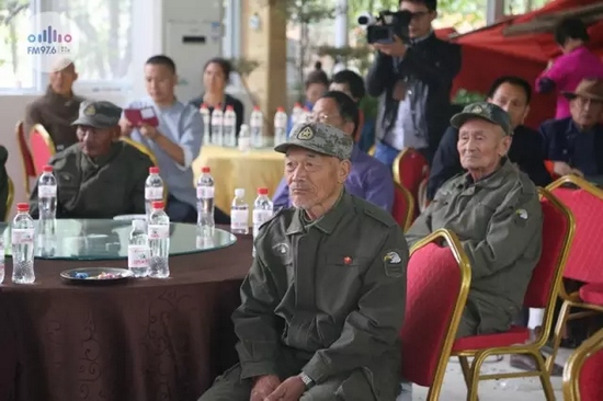 臺上展風(fēng)采，臺下笑開懷