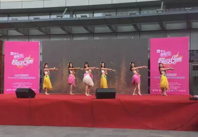 伴隨著舞蹈演員們的開(kāi)場(chǎng)，比賽在上午10點(diǎn)半正式拉開(kāi)序幕