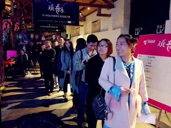 精彩的演唱后聽眾評審團上臺進行投票