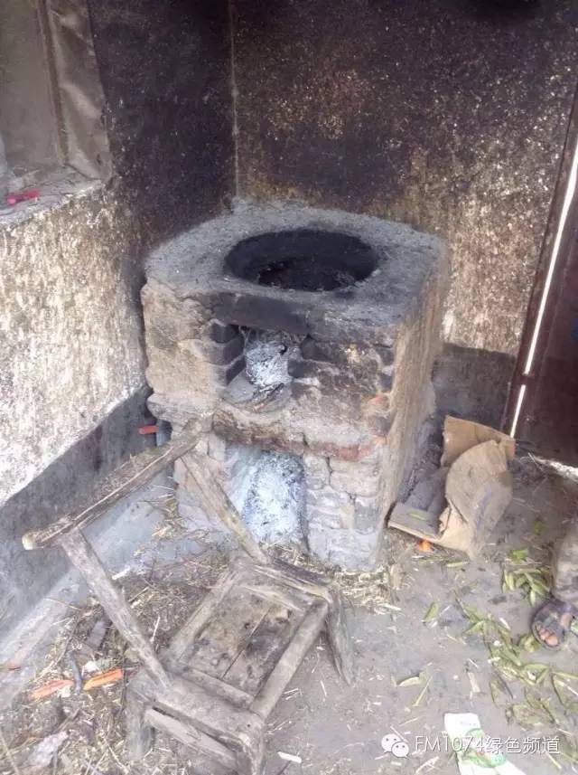 走訪另一個(gè)貧困家庭，進(jìn)去之后才知道什么是真正的一貧如洗、家徒四壁。