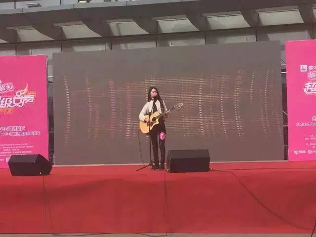 第一位自彈自唱的女生，魅力無法阻擋！