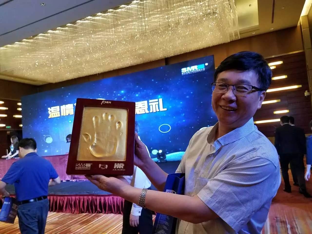 河南電臺副總編輯，宣傳協(xié)調(diào)中心主任高鐵軍先生代表河南廣播電視臺為慶賀賽立信成立20周年送上“手印”圖