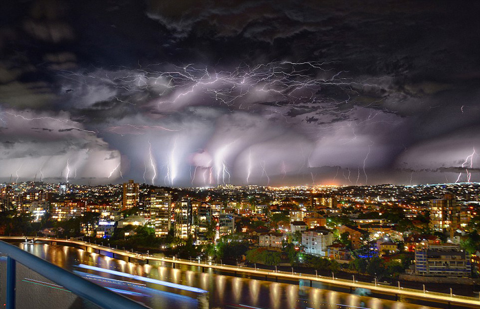 超10萬次雷電襲擊布里斯班 電光沖天場(chǎng)面震撼