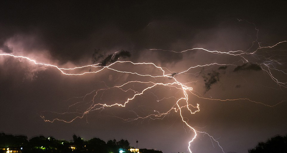 超10萬次雷電襲擊布里斯班 電光沖天場(chǎng)面震撼