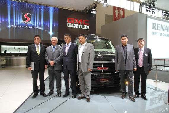 北京國(guó)際車(chē)展上，全新GMC S系列頂級(jí)商務(wù)車(chē)在亞太區(qū)首發(fā)。圖為企業(yè)領(lǐng)導(dǎo)與新車(chē)合影。