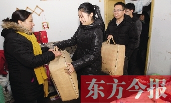 昨天下午，多位東方今報愛心讀者前往鄭州市困難戶家中贈送棉被