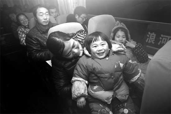 坐上愛心大巴，乘客滿臉喜悅