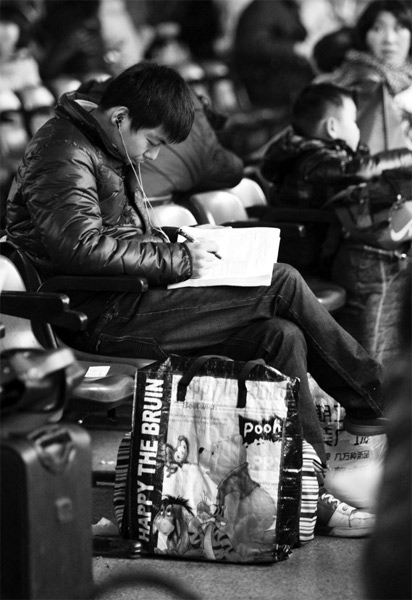 大學(xué)生李馮鑫回家過(guò)年給家人買了一大包衣服