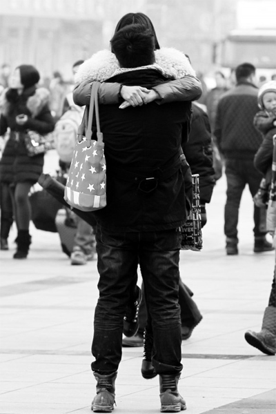 浪漫的情侶，離別時不忘激情擁抱