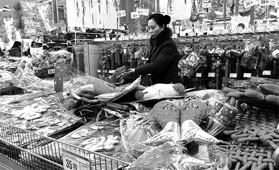 超市里，和春節(jié)相關(guān)的商品被擺放到了十分顯眼的位置