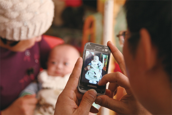 拍幾張照片，帶回去給孩子的爺爺奶奶看