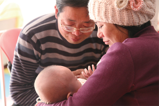 在“魯冰花舍”，李俊峰夫婦就這樣抱著奇奇看了好久