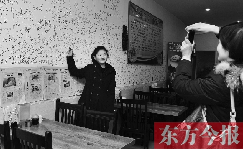 東方今報(bào)“一碗面的溫暖”還在延續(xù)，媒體和愛(ài)心人士的吃面接力熱情不減。