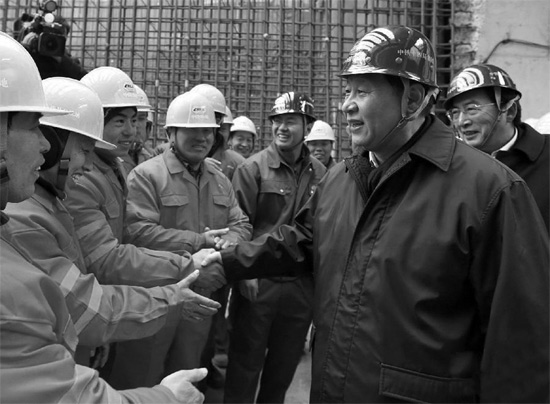 除夕前一天，習近平到北京地鐵8號線南鑼鼓巷站施工工地慰問農(nóng)民工和技術人員