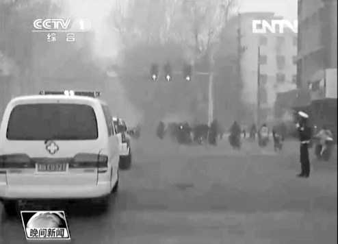 正值上下班高峰，交警調(diào)信號(hào)燈分流車輛