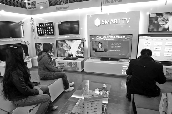 5日，鄭州市的家電賣場里，網(wǎng)絡(luò)電視正在同步直播兩會報道 東方今報記者張培方攝